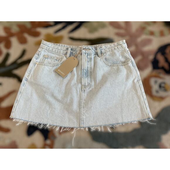 NWT Meshki Lennon Mid Rise Denim Raw Hem Mini Skirt Light Blue Womens Sze Medium - Picture 4 of 6